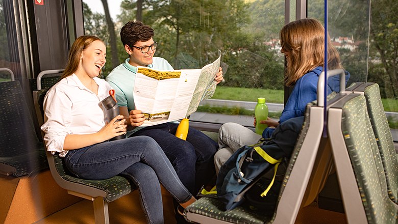 3 Jugendliche sitzen im Triebwagen der Wachaubahn 